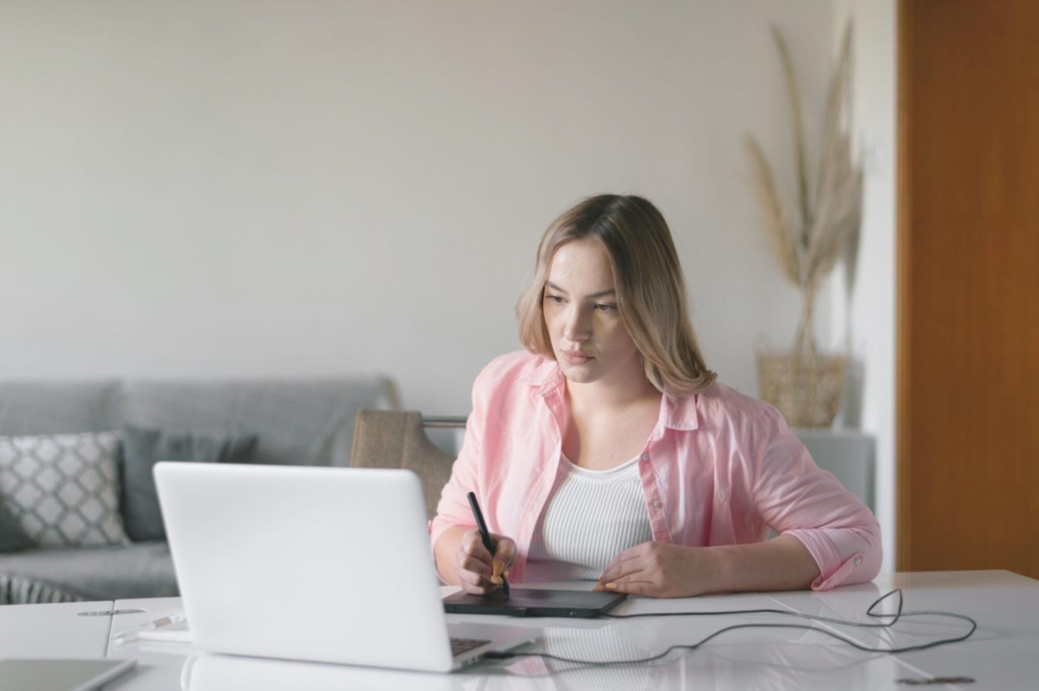 Современный офис Sonicova Academy с рабочими местами для специалистов по email-маркетингу